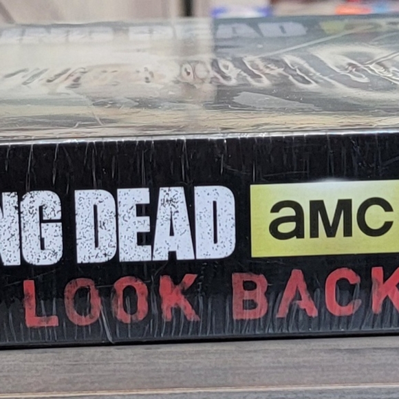Cryptozoic The Walking Dead Don't Look Back Dice Game Factory Sealed - Picture 3 of 3